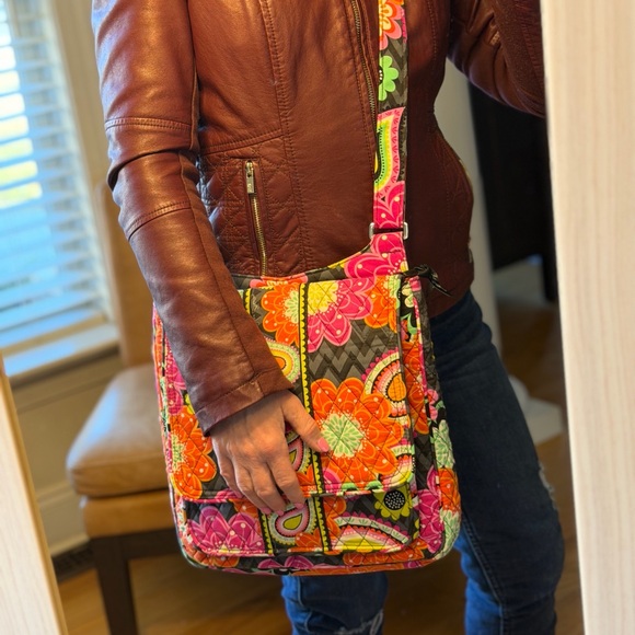 Vera Bradley Retired 2014 Vintage Ziggy Zinnia Floral Crossbody Bag (EUC) - Picture 7 of 15